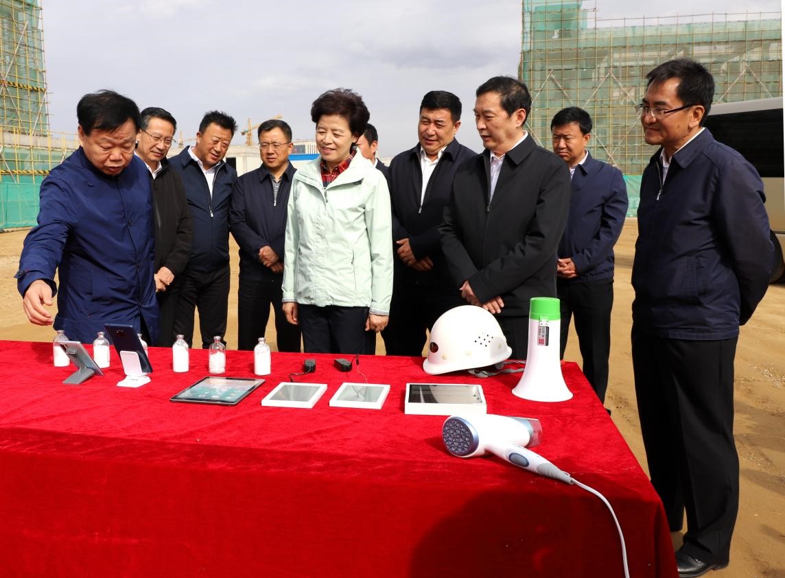 2019年10月12日   自治区主席咸辉视察德赢VWIN建设现场